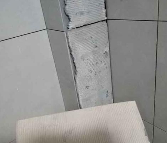 房山瓷砖空鼓维修公司分享下厨房瓷砖脱落的补救措施。